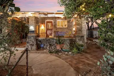 Image de Historic Craftsman / Close to U of A / 2 Br 1 Ba