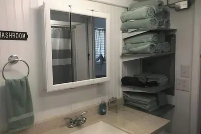 Image de Creekfront Tiny Home & Camper