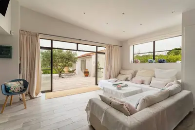 Image de Maison de vacances 'Le Cabanon De Modène' avec terrasse privée, Wi-Fi et climatisation