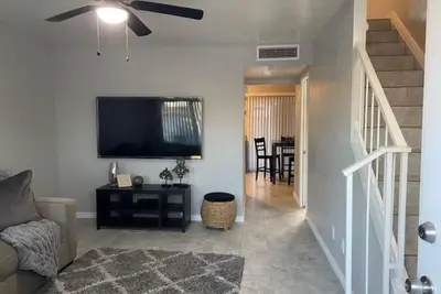 Image de Location! Location! Quiet Modern Townhouse with All Attractions-Events Close By