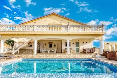 Image de Villa \"Costacabana - Villa Madonna\", vue sur montagne, terrasse, piscine privée et Wi-Fi