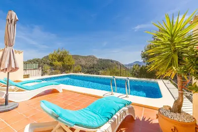 Image de Villa de vacances près de Denia avec vue sur les montagnes, piscine et Wi-Fi.