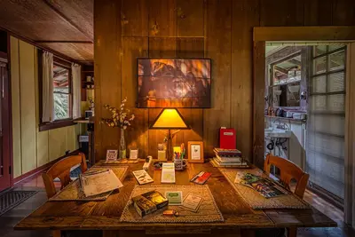 Image de Crater Rim Cabin-Cabine-Salle de bain privée-Vue sur Jardin