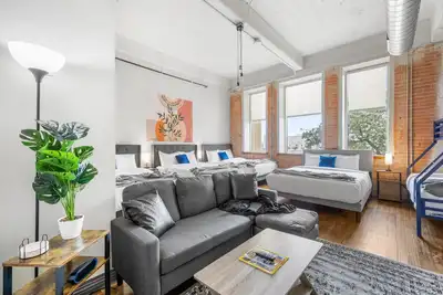 Image de Stunning Downtown Apartment | Pool, Laundry, Parking