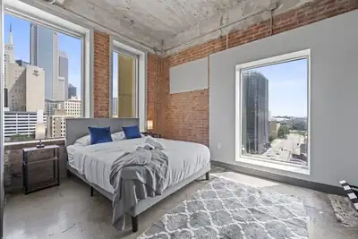 Image de Stunning Downtown Apartment | Pool, Laundry, Parking