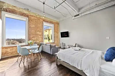 Image de Stunning Downtown Apartment | Pool, Laundry, Parking