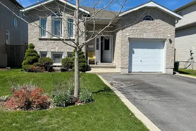 Image de Big & Charming Bungalow Getaway (nearby Walmart, Lcbo, Beer Store, Mall, etc. )