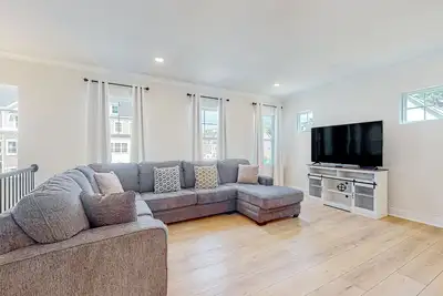 Image de Newly built row-end townhome with water view, pool access, patio, & balcony