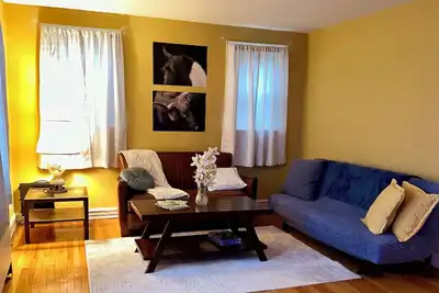 Image de Private, Tranquil, second floor, 2 bedroom apartment