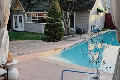 Image de Bright pool house with natural light, 5 min from Tcu & the zoo! Great Location!