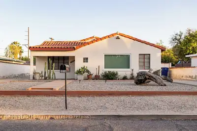 Image de Historic Midtown Vacation Bungalow with Pool