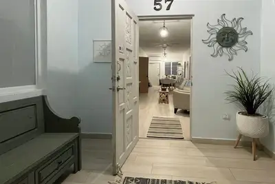 Image de Entire Home Steps from Ocean Park Beach