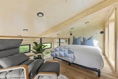 Image de Treehouse on a large lavender farm + all amenities!