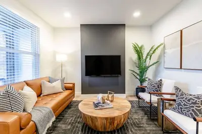 Image de Urban Sophistication in Renovated Gem; Pets Ok