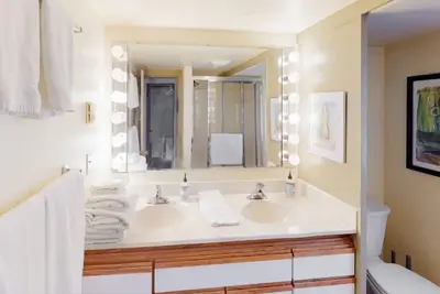 Image de Walking distance, 2 blocks away to Hayward field. onsite pking \n