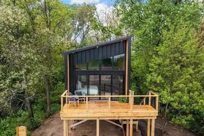 Image de Creekside Treehouse \n& Lavender Farm