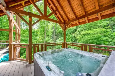 Image de Happy Days Cabin-Theater room, Juke Box, Hot Tub, Pool Table, Soaking Tub