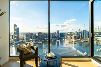 Image de Brilliant Collins Wharf Waterfront Condo