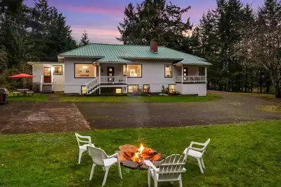 Image de Unparalleled Beach Experience, Private Setting as Converted Schoolhouse, Fire-pit, Gazebo, Games