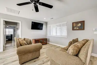 Image de Quaint Hughson Vacation Rental, Walk to Downtown!