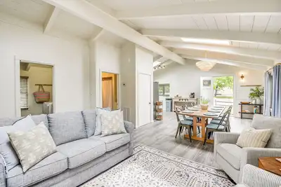 Image de Pet-Friendly Buxton Home w/ Balcony, 2 Mi to Beach