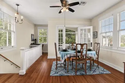Image de Classic Uptown 2bd w/ sunroom. Streetcar nearby!
