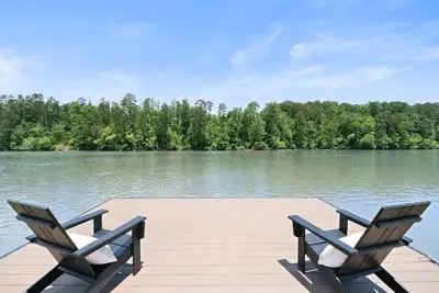 Image de Elevated cottage on the Catawba River with lots of outdoor space!