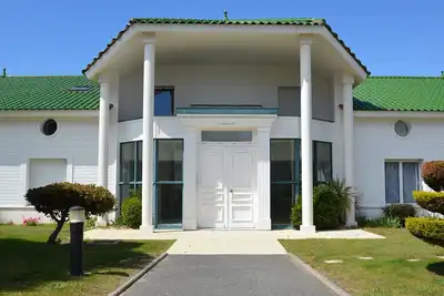 Image de Appartement Spacieux - 3 Chambres - Proche Plage et Golf avec Piscine