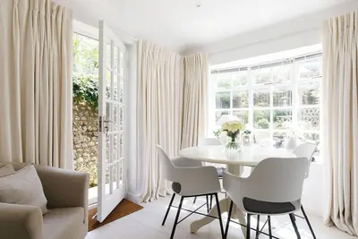 Image de A special 2 bedroom, 2 bath gallery townhouse located Chichester town centre
