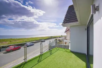 Image de Bournecoast: Modern clifftop apartment with panoramic sea views by beach - Fm827