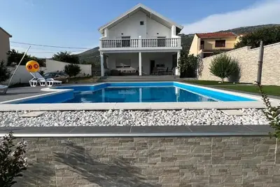 Image de Villa with a pool beside the river Buna