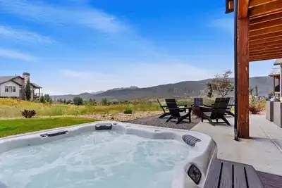 Image de Escape to the perfect mountain retreat with our luxurious 5-bedroom, 4-bathroom vacation rental,