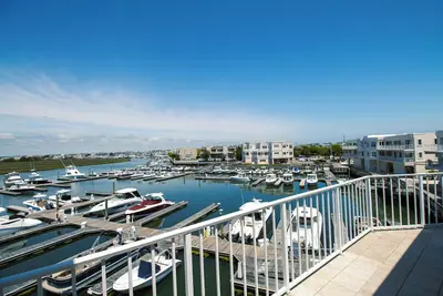 Image de 3 bedroom 2 bath bay front condo