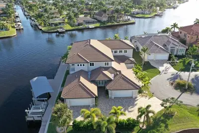 Image de A spacious 6-bedroom retreat in sunny Cape Coral.