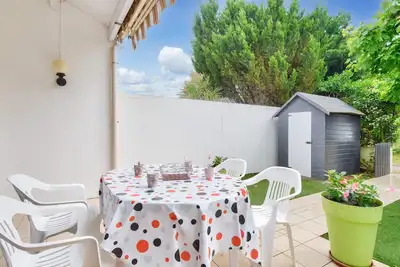 Image de 150m plage - Maison pour 4 - Terrasse colorée