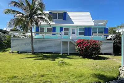 Image de Finders Keepers - Centrally Located Bahamian Cottage Steps From The Beach