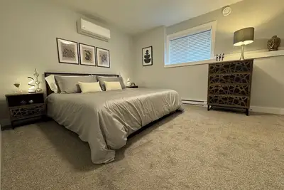 Image de Modern suite on Bottleneck Drive. Close to restaurants and wineries.