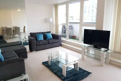 Image de This large 3br is located for exploring everything London has to offer!