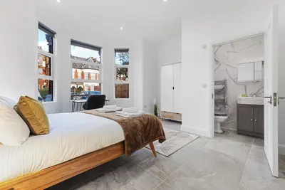 Image de This is a large 4 bed, 2. 5 bath garden apartment in a buzzing neighborhood!