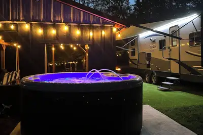 Image de Private one-of-a-kind Camping experience! Hot Tub!