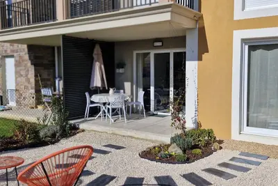 Image de A 10 mn de St Tropez, beau T2 neuf au calme, entre village et vignes, piscine.