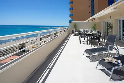 Image de Exclusive penthouse in front of the beach. Los Corales Beach