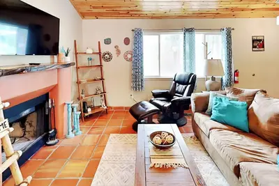 Image de The Bungalow | Vibrant Design, Balcony Overlooking Midtown + Great Location!