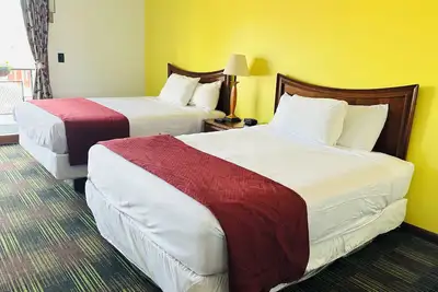 2 Queen Guest Room 3 Miles to Cedar Point!