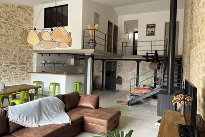 Image de Ancienne cave vinaire aménagée en Loft avec Patio et mini-piscine.