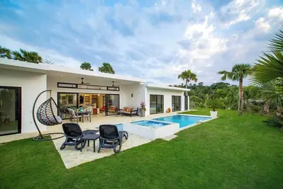 Image de V30b 3 Bedroom (Katrina) · Tropical Bliss: Luxe villa pool & outdoor bathtub