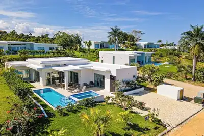 Image de V40a Villa O' Soleil · Open style & well-furnished villa with long pool