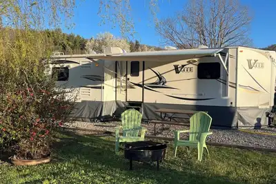 Image de We are Route 6 Campground. We are located in Gaines, just off of U. S. 6. Surrounded by woodland and state parks, this setting is peaceful and is located 17 miles from Wellsboro. There are lots of activities to explore in the state parks surrounding T