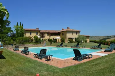 Image de appartement de vacances avec piscine et vue sur la vallée