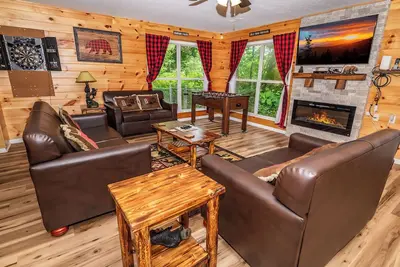 Image de *Cozy 2bd Cabin w/ Hot Tub! Fire Pit + Theater*